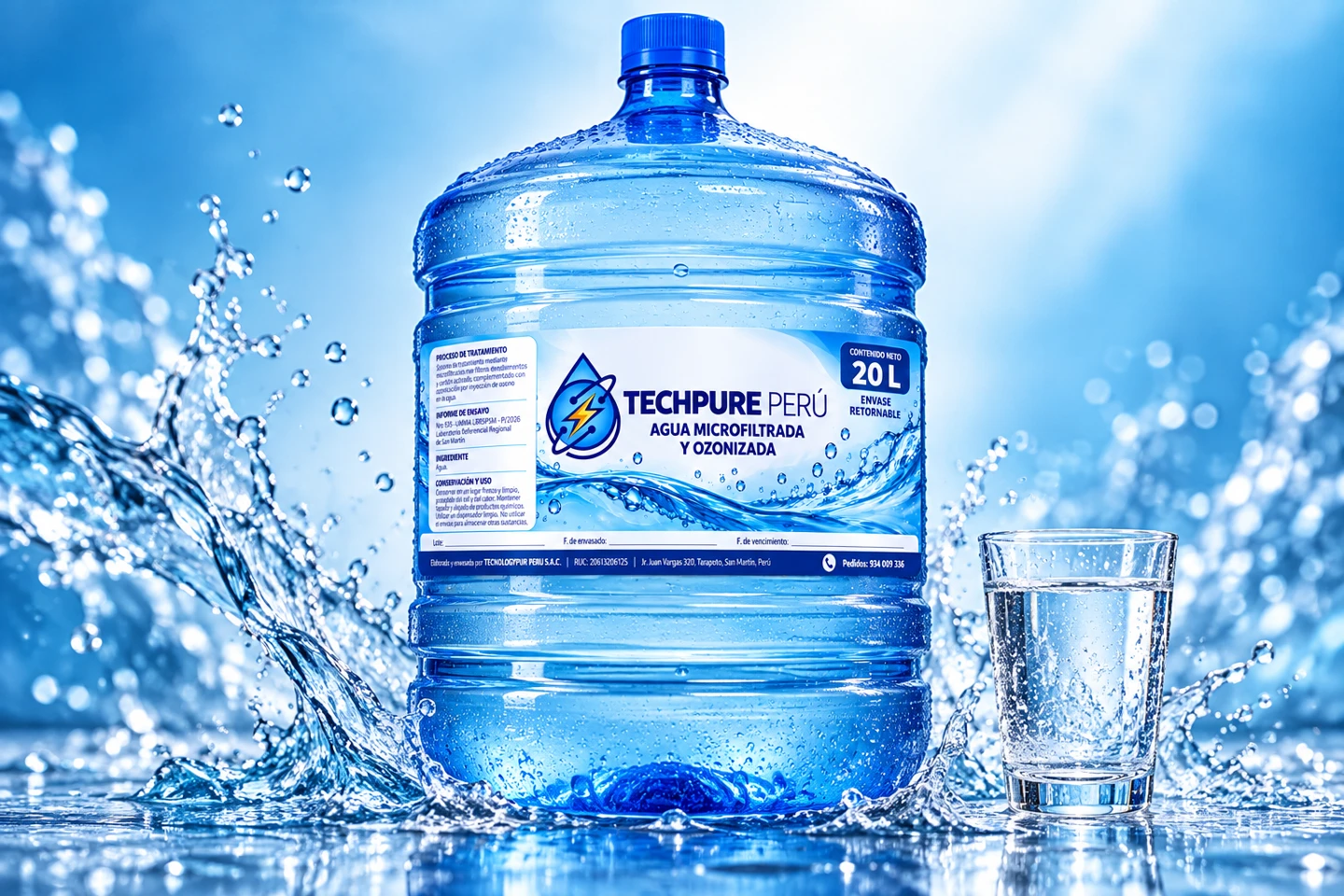 Bidón azul de 20 litros con la etiqueta Techpure Perú, rodeado de agua